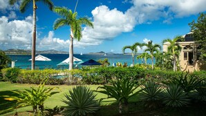 Un complexe hôtelier doté de palmiers, d’une piscine et offrant une vue sur l’océan.