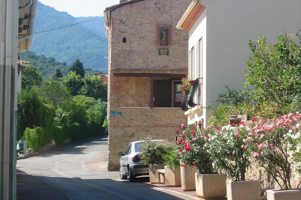 ENTIRELY RENOVATED HOUSE NEAR THE SEA AND MOUNTAINS