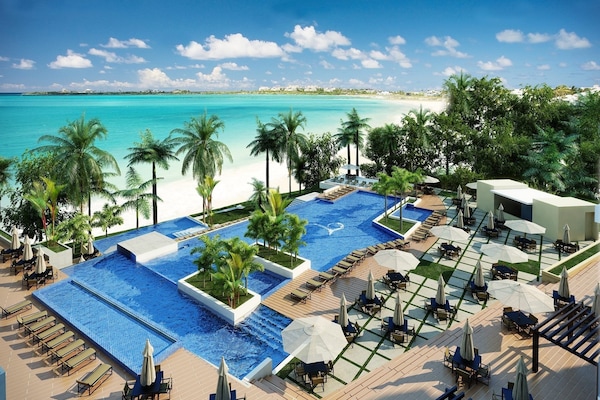 Skie View of the pool and beach.