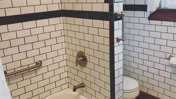 Ensemble baignoire-douche, séchoir à cheveux, serviettes fournies, savon
