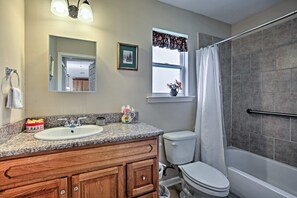 Secador de pelo, toallas, jabón, shampoo