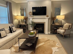 Smart-TV, Kamin, Bücher