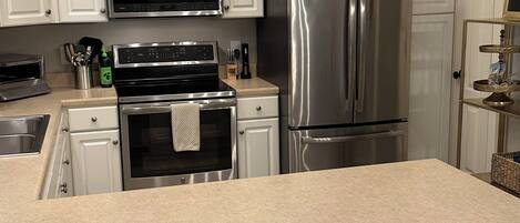 Refrigerador, microondas, horno y parrilla de estufa