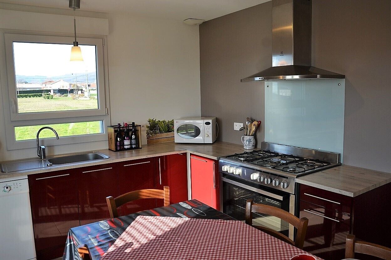 Large cottage independent house in the wine Beaujolais