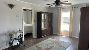 2 bedrooms, free WiFi, bed sheets - Large Panoramic Water View at Canal Crossing! (Jamaica Beach)