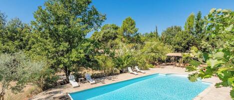 Piscina all'aperto, una piscina riscaldata