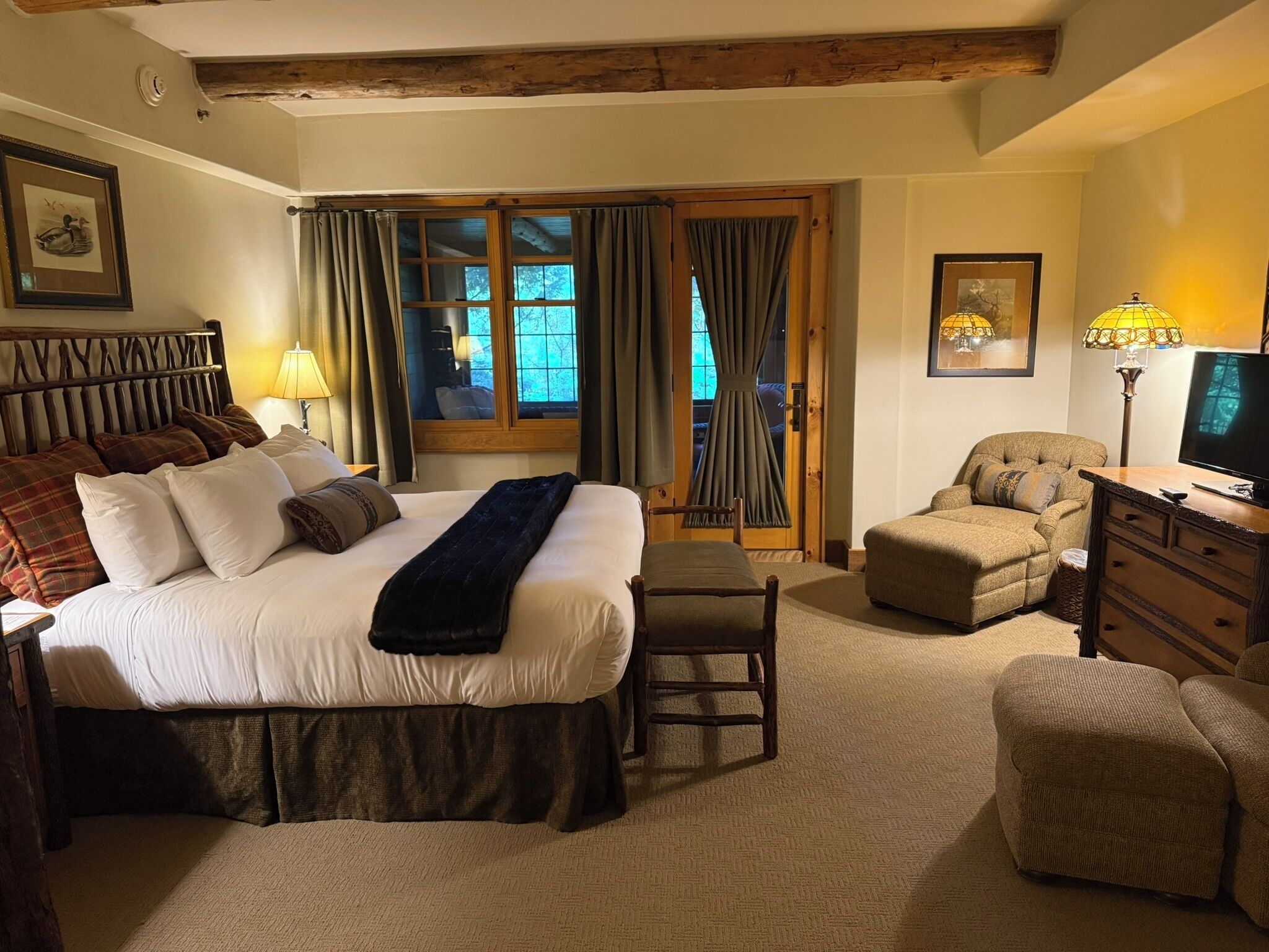 2 bedrooms, in-room safe, desk, iron/ironing board