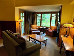 Een televisie, een open haard, een dvd-speler en tafelvoetbal