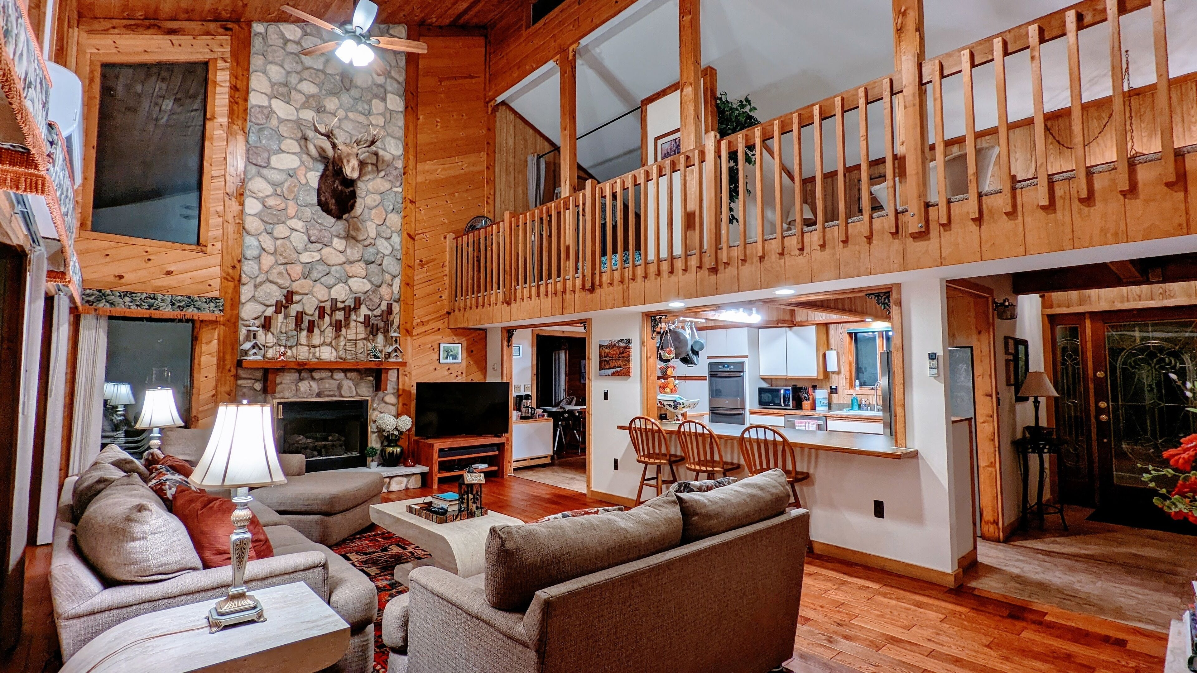 Beautiful, Spacious Poconos Cabin, Pool Table, 15 mins to Shawnee Ski mountains