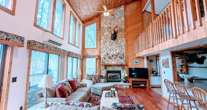 Beautiful, Spacious Poconos Cabin, Pool Table, 15 mins to Shawnee Ski mountains