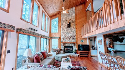 Beautiful, Spacious Poconos Cabin, Pool Table, 15 mins to Shawnee Ski mountains