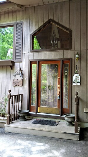Exterior detail - Beautiful, Spacious Poconos Cabin, Pool Table, 15 mins to Shawnee Ski mountains (Lehman Township)