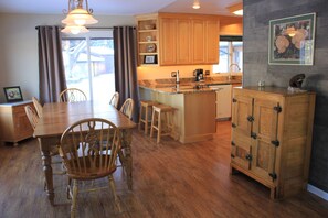 Dining - SCENIC HIDDEN VIEW ESTATE Next to the Missouri River (Cascade)