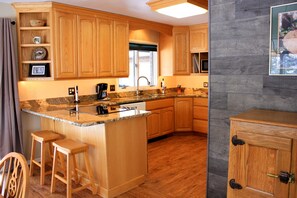 Fridge, microwave, oven, stovetop - SCENIC HIDDEN VIEW ESTATE Next to the Missouri River (Cascade)