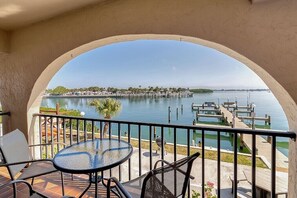 Outdoor dining - Bay Life - Waterfront - Walk to beach and restaurants - Dock your boat (Englewood)