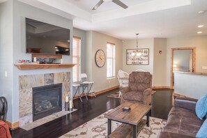 Smart TV, fireplace - Bright luxury quiet 2nd floor 2/2 condo with fireplace, deck, and sunset views (Park City)