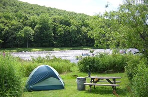 Outdoor dining - ESCAPE-REFRESH-Large Riverfront Estate-Pristine, Private, Fresh Air-90miles GWB (Barryville)