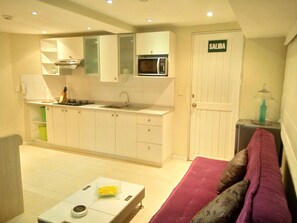 Kühlschrank, Mikrowelle, Herdplatte, Wasserkocher mit Kaffee-/Teezubehör