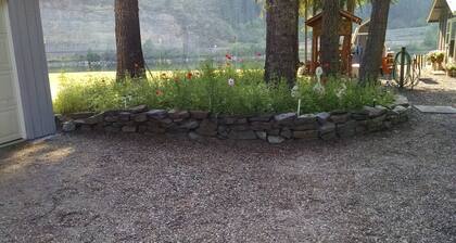 A Cabin On The River<br>Three days minimum<br>Closed from October 15th to April 1