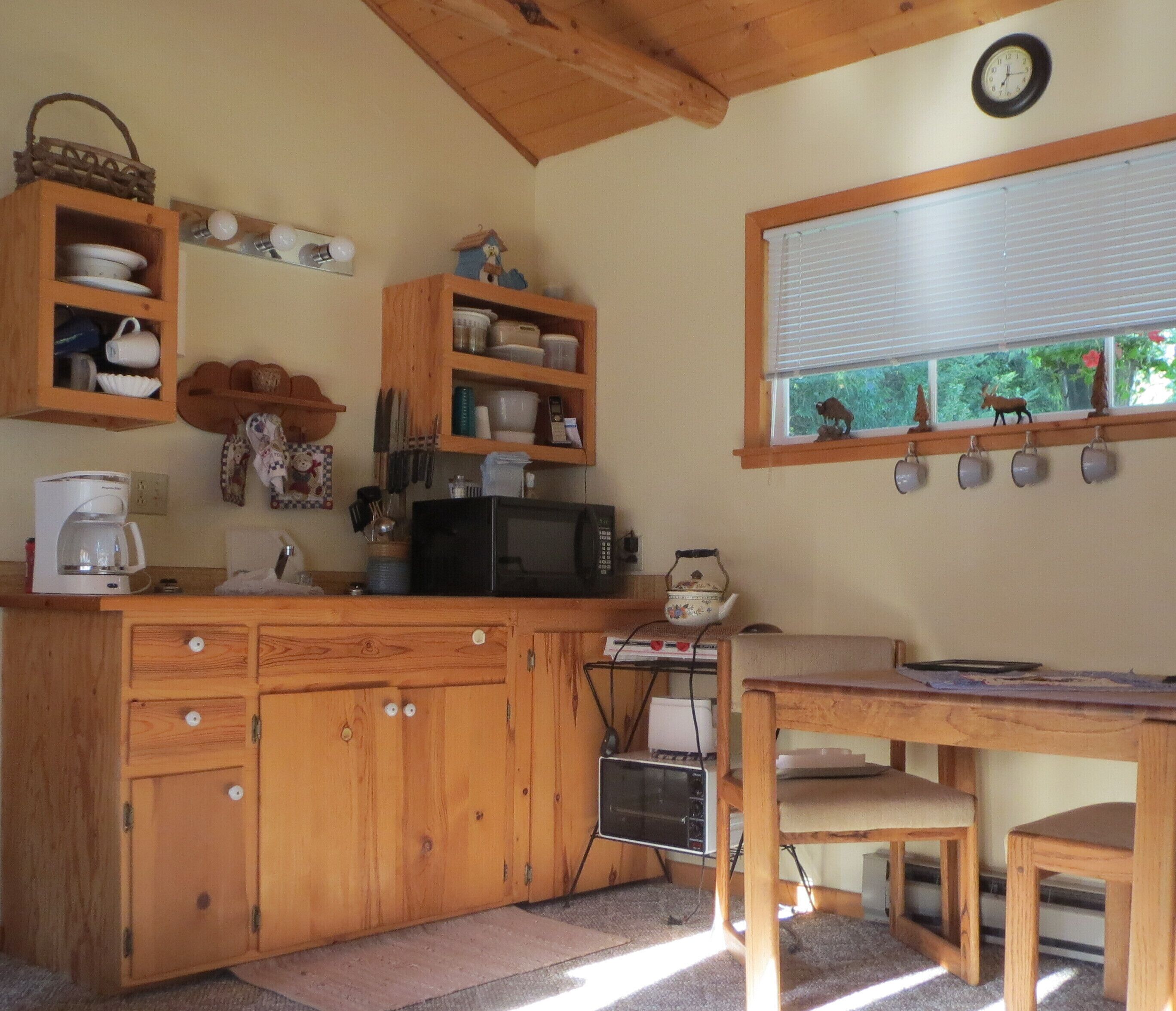 Réfrigérateur, micro-ondes, cafetière/bouilloire, grille-pain
