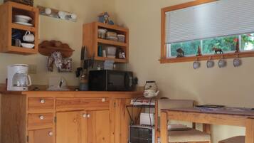 Réfrigérateur, micro-ondes, cafetière/bouilloire, grille-pain