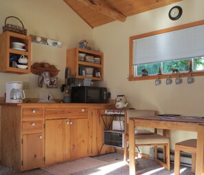 Køleskab, mikrobølgeovn, kaffe-/temaskine, brødrister