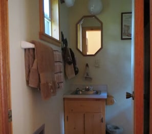Sèche-cheveux, serviettes fournies, savon, papier toilette