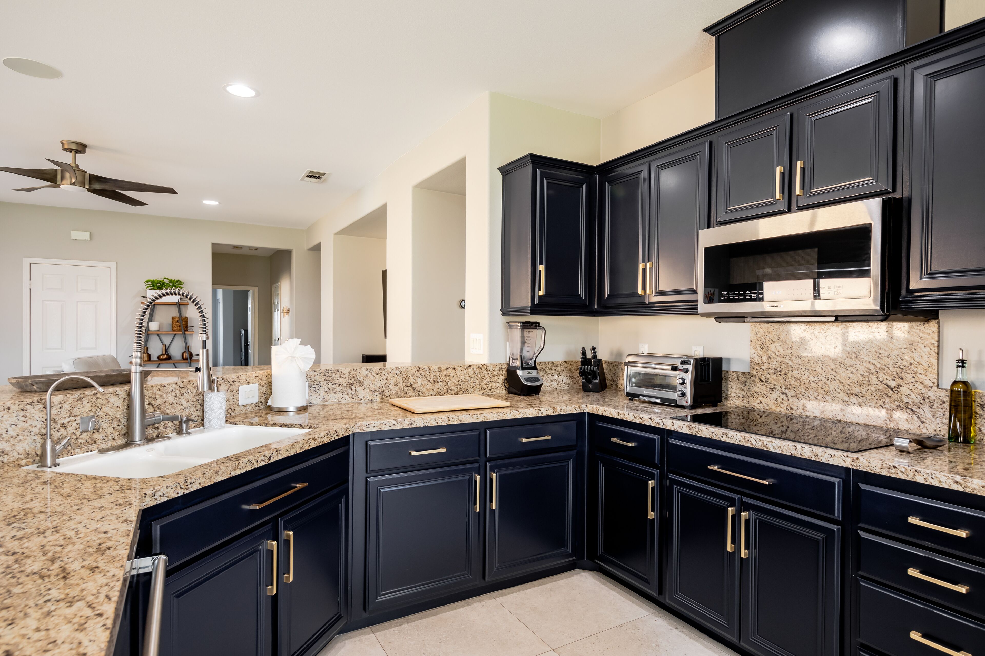 Escape to Aloe + Fronds Bungalow, Pool and Hot Tub