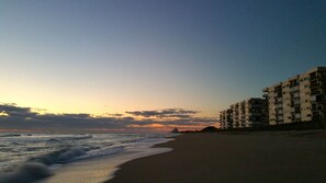 On the beach, sun-loungers, beach towels - Modern, comfortable, sunlit condo in old quiet, clean, relaxing Florida (Jensen Beach)