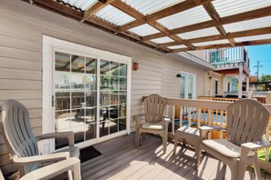 Terrace/patio - Katmandunes-Soundview Home with Short Walk to Beach and Restaurants (Navarre)