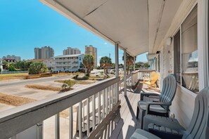 Terrace/patio - Katmandunes-Soundview Home with Short Walk to Beach and Restaurants (Navarre)