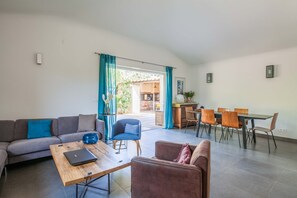 Smart-TV, Kamin, DVD-Player, Tischtennisplatte