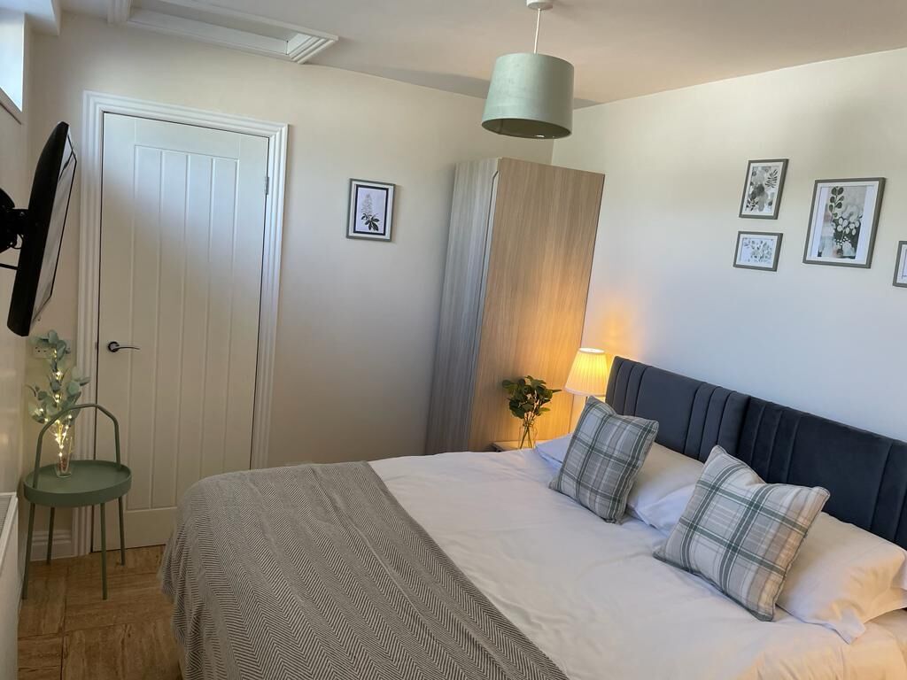 Stunning 3 bed, 2 bath apartment near transport links and local amenities 