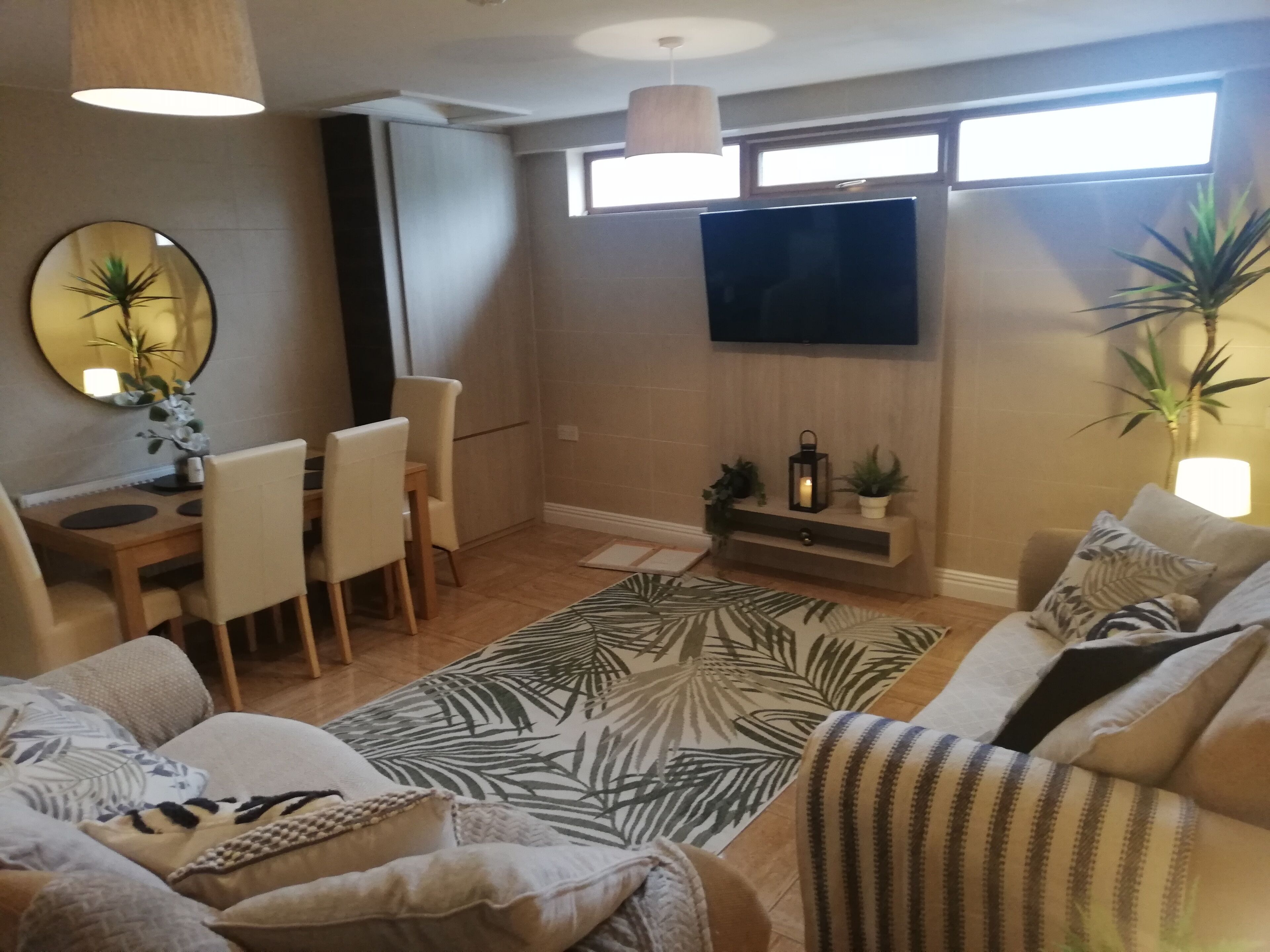 Stunning 3 bed, 2 bath apartment near transport links and local amenities 