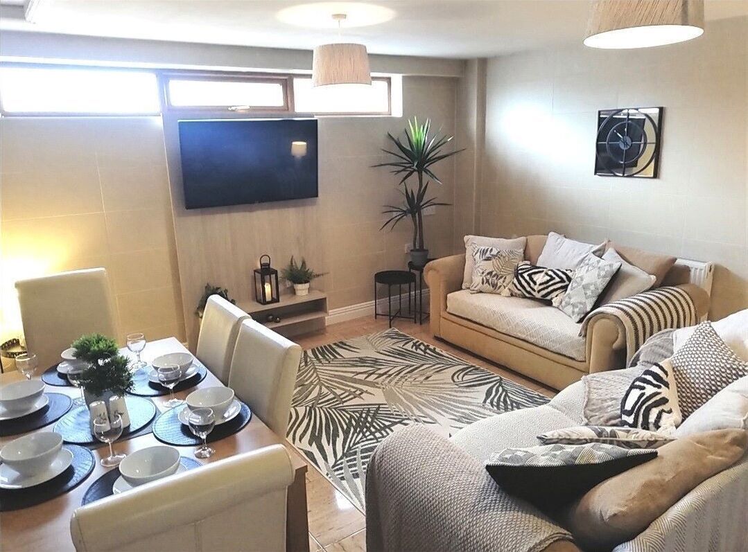 Stunning 3 bed, 2 bath apartment near transport links and local amenities 