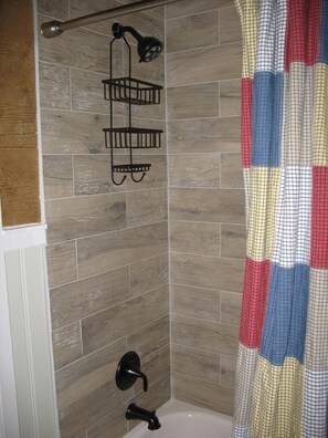 Combined shower/bathtub, eco-friendly toiletries, hair dryer, towels