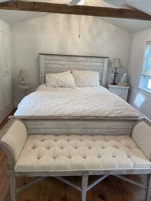 2 bedrooms, iron/ironing board, free WiFi, bed sheets - Cozy Cottage 1.5 mi. To Third Beach.


 (Middletown)