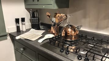 KĂŒhlschrank, Ofen, Herdplatte, Wasserkocher mit Kaffee-/Teezubehör