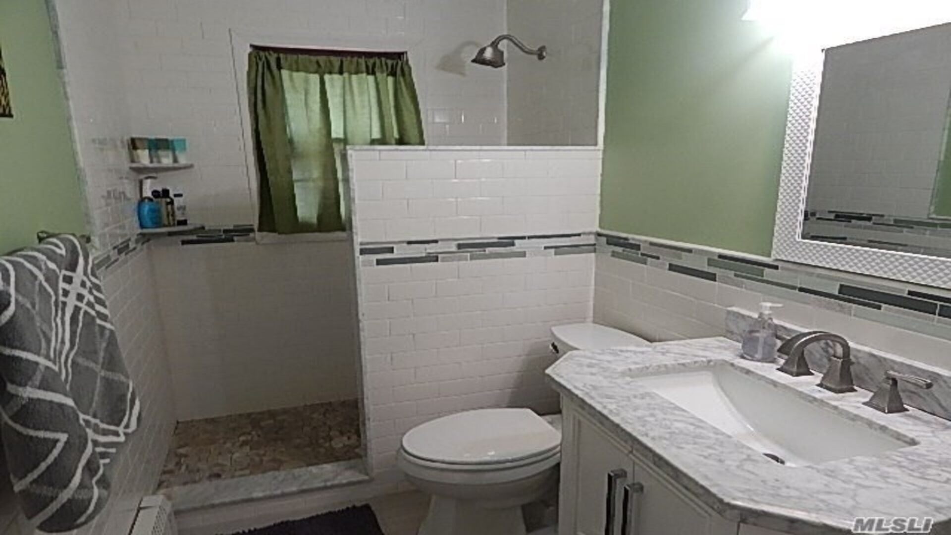 Resort Style Backyard/ Chalet all Newly Renovated/Heated Private pool