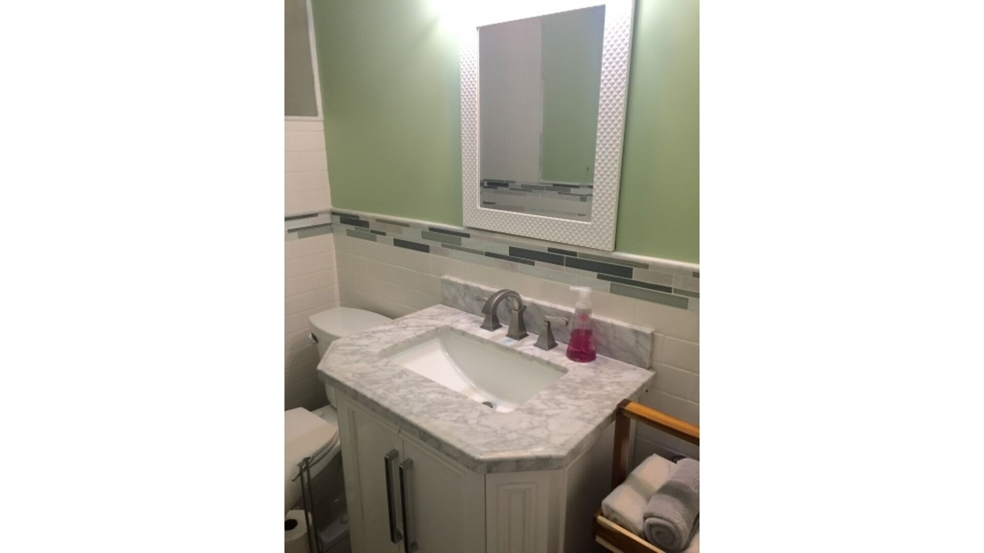 Resort Style Backyard/ Chalet all Newly Renovated/Heated Private pool