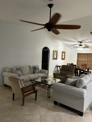 Smart TV, fireplace, stereo - Beautiful home - close to Fort Meyers and The Beach! (Cape Coral)