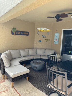 Outdoor dining - Beautiful home - close to Fort Meyers and The Beach! (Cape Coral)