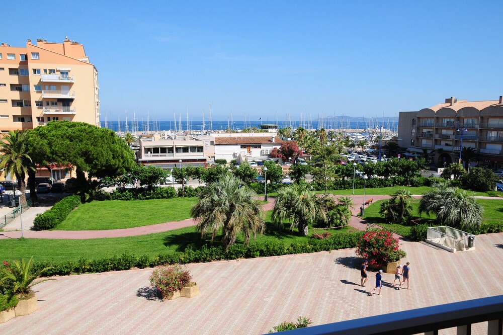 Port d'Hyères, renovated studio, 3 people, terrace, sea view, 200m from the beach