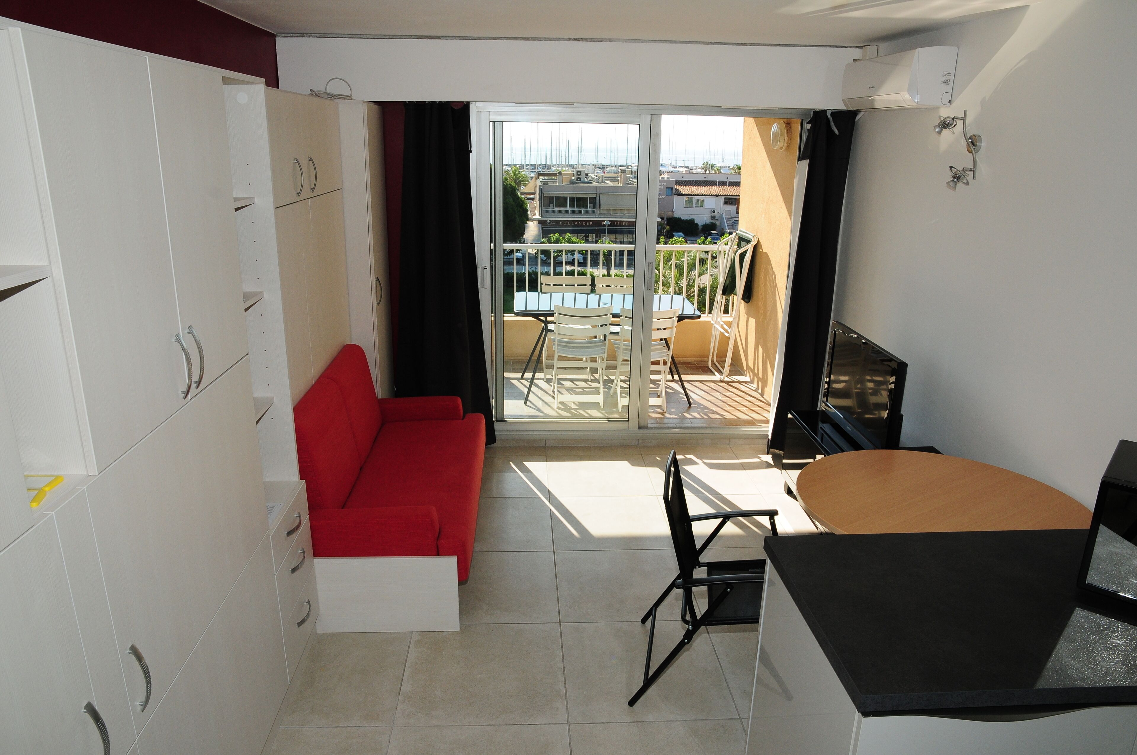 Port d'Hyères, renovated studio, 3 people, terrace, sea view, 200m from the beach