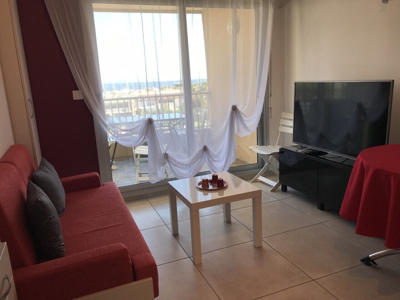 Port d'Hyères, renovated studio, 3 people, terrace, sea view, 200m from the beach