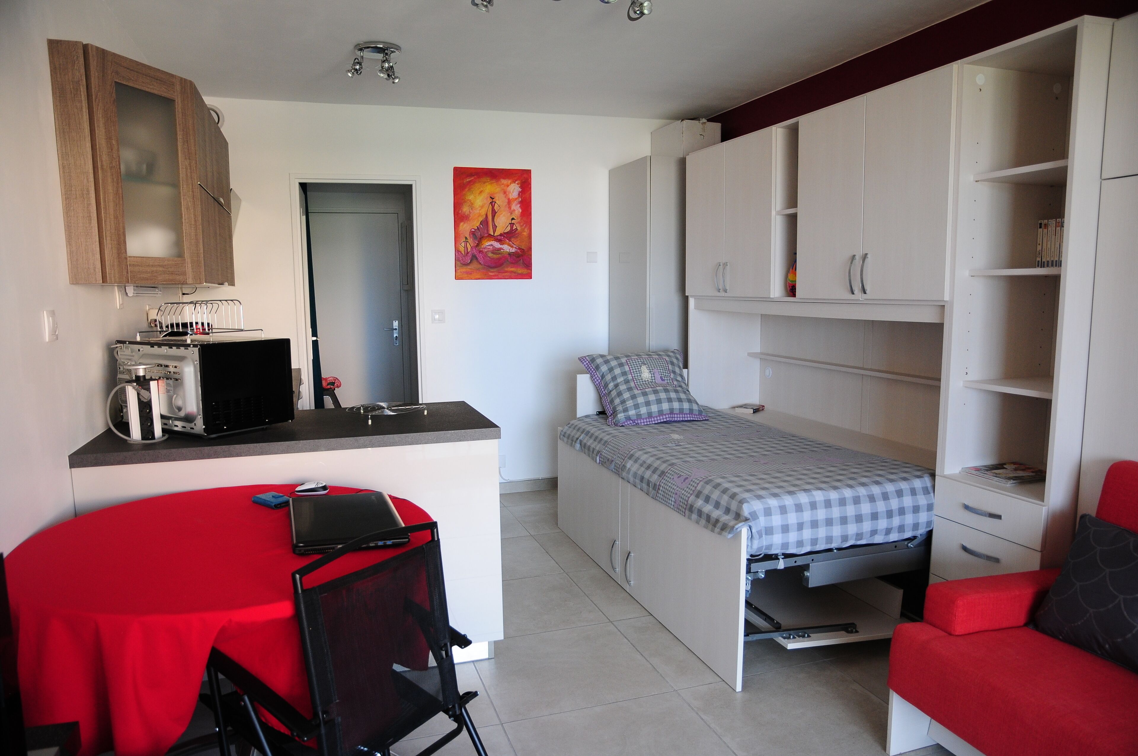 Port d'Hyères, renovated studio, 3 people, terrace, sea view, 200m from the beach