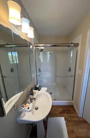Combined shower/bathtub, hair dryer, towels, soap