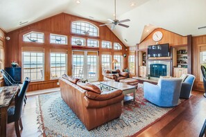 Tv, dvd-afspiller, bordfodbold