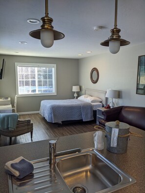Internet, bed sheets - Beach Harbor Resort - Studio Cottage (Sturgeon Bay)