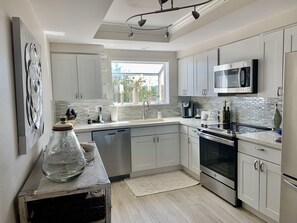 ثلاجة، ميكروويف، فرن، موقد طهي مسطح